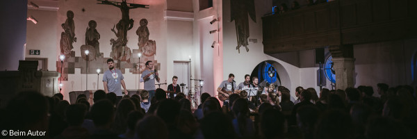 Moderner Gottesdienst mit Band und Lichttechnik