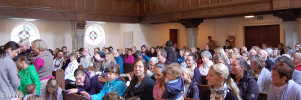 Zum Gottesdienst in der Kirche
