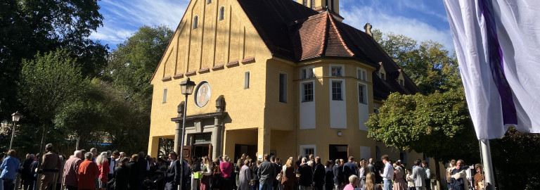 Blauer Himmel und gelbe Christuskirche