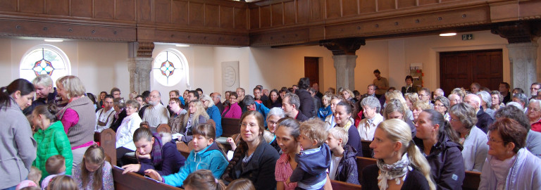 Zum Gottesdienst in der Kirche