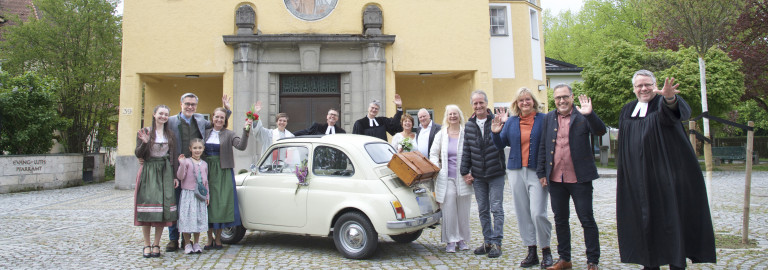 Paare vor der Kirche