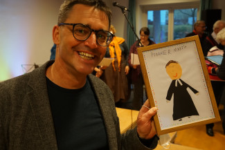 Pfarrer Martin mit vom Kindergarten gestaltetem Portrait 