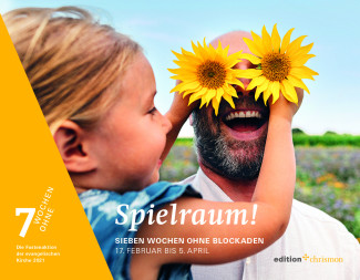 Kind steckt seinem Papa Sonnenblumen ins Gesicht