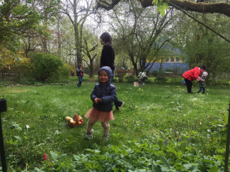 Nach dem Gottesdienst im Pfarrgarten