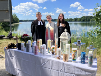 Blick auf die Taufkerzen