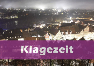 Landsberg bei Nacht mit Schriftzug Klagezeit