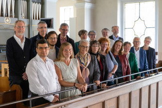 Alle Kandidierenden vor der Orgel